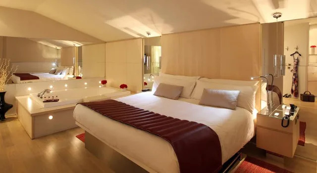 جناح، Cram Hotel 1/3