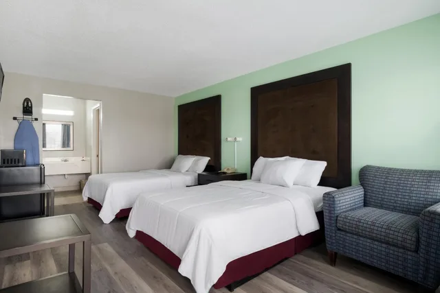 Adjoining, Suite, 2 Double Beds, Smoking, Accessible، Americas Best Value Inn Blytheville 10/10