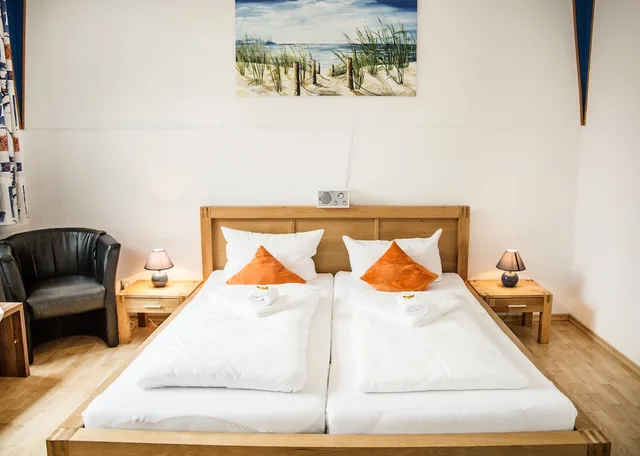 Room, Queen Bed, Hotel Tum Stuurmann 6/8