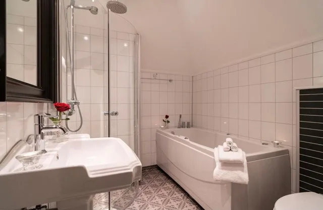 جناح جونيور، Grand Hotel Flekkefjord 1/1