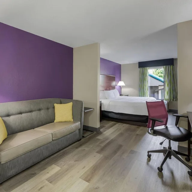 غرفة تنفيذية بسرير كينج، La Quinta Inn & Suites by Wyndham Louisville East 5/10