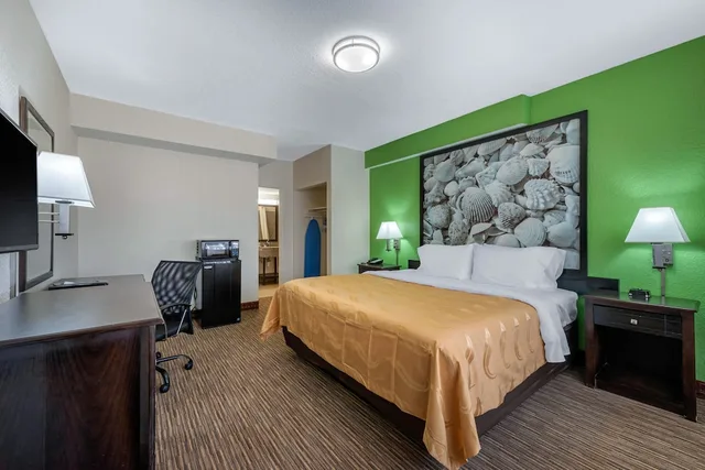 Room, King Bed, Parking Lot View، Quality Inn Daytona Beach Oceanfront 1/4
