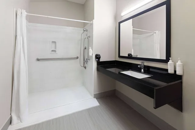 غرفة بسرير كينج لذوي الإعاقة، Days Inn by Wyndham North Little Rock/ Maumelle 7/9