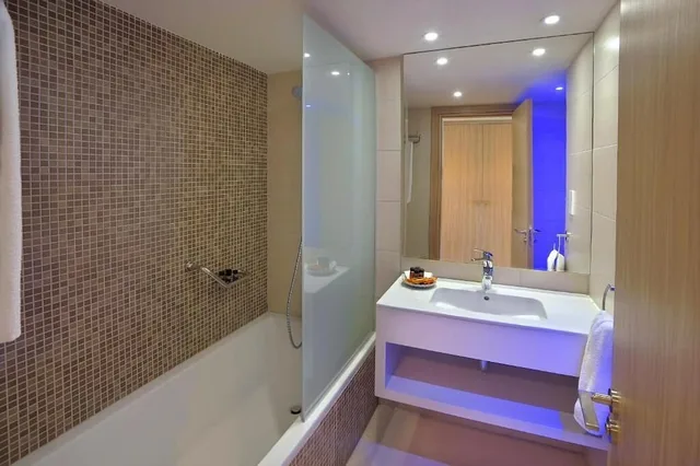غرفة سوبيريور عائلية بسرير مزدوج وسريرين منفصلين بإطلالة على البحر، Nelia Beach Hotel & Spa 2/2