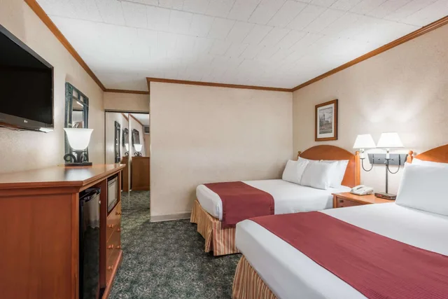 Room, 2 Double Beds, Exterior Entrance، Ramada by Wyndham State College Hotel & Conference Center 1/10