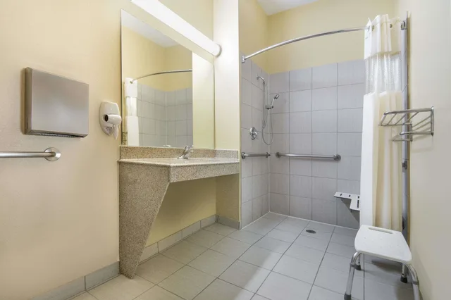 غرفة بسرير كينج لذوي الإعاقة، Days Inn By Wyndham Baytown East 7/8