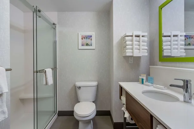 غرفة قياسية بسرير كينج، Hampton Inn & Suites by Hilton Edmonton/West 4/4