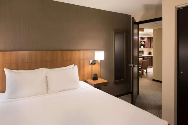 جناح بسرير كينج بغرفة نوم واحدة مع أريكة، Hyatt Place Cleveland Westlake Crocker Park 2/3