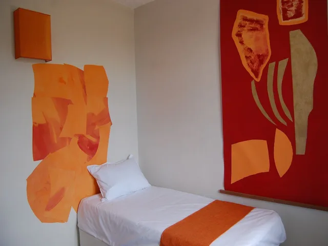 Family, 1 Queen and 1 Single Bed, La Tonnelle 4/7