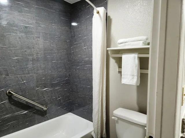 غرفة ديلوكس بسريرين كوين، Express Inn Hobby Airport 5/7