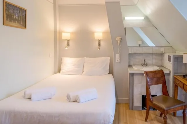 غرفة ثلاثية بسرير مزدوج وسرير فردي بحمام مشترك، Hotel Marignan 1/7