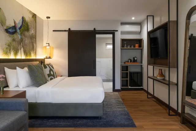 غرفة غراند بسرير كينج بإطلالة على المسبح بشرفة، Fairview Hotel 2/2