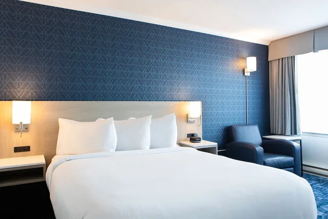 غرفة قياسية بسرير كوين، Fredericton Inn 1/4