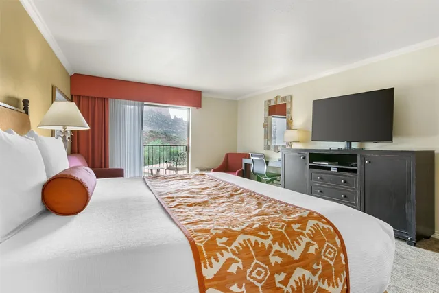 غرفة قياسية بسرير كينج مع أريكة، Best Western Plus Arroyo Roble Hotel & Creekside Villas 2/10