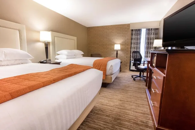 غرفة بسريرين كوين لذوي الإعاقة، Drury Inn and Suites Kansas City Airport 1/5