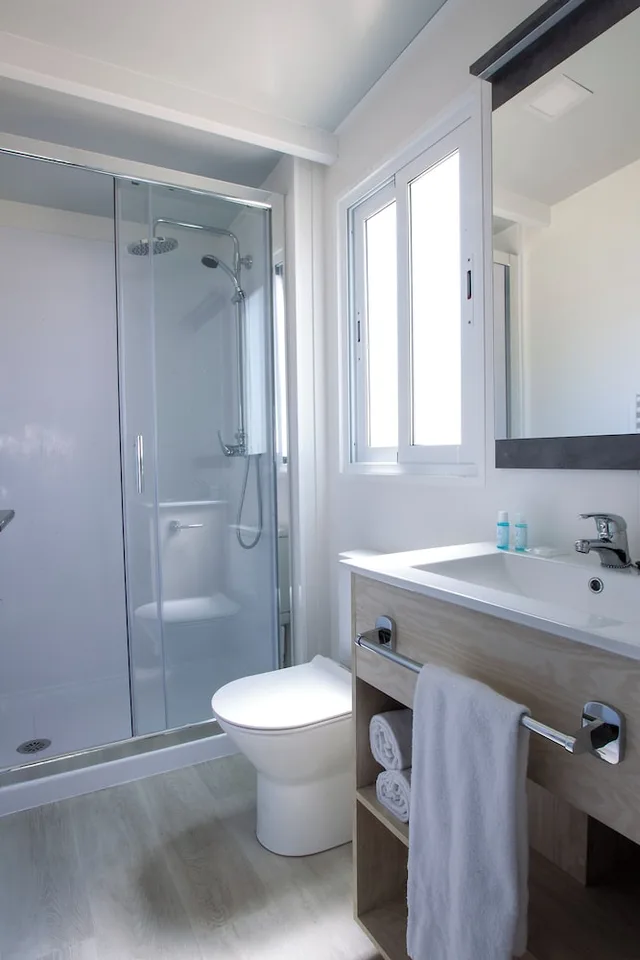 2 Bedrooms, Neri, Bungalow, 1 Queen and 3 Single Beds, Pet Friendly، Costa del Sol Glamping Village 9/9