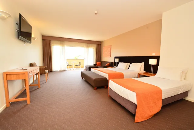 غرفة ديلوكس ثلاثية بسرير كينج وسرير فردي، MORNINGTON HOTEL 1/3