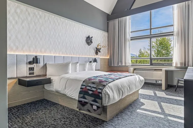 غرفة بسرير كوين، Everwild Canmore - Nordic Spa & Hotel 1/4