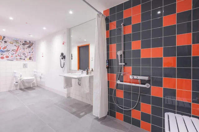 غرفة قياسية بسرير كينج وسرير كوين لذوي الإعاقة، Holiday Inn - the niu, Amity Potsdam by IHG 7/7