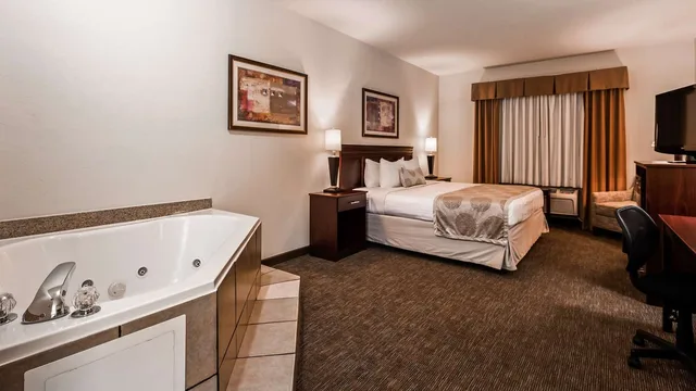 غرفة بسرير كينج بجاكوزي لذوي الإعاقة، Best Western Executive Inn Jacksonville TX 1/1