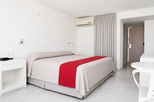 Pool, King Bed، We Hotel Acapulco 2/10
