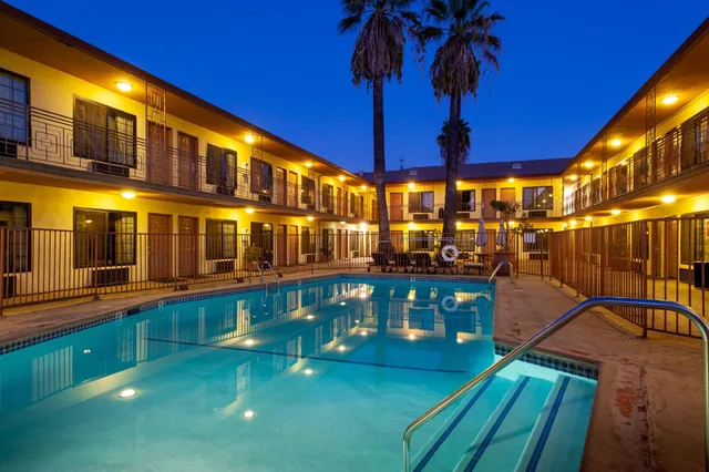 غرفة، Studio City Court Yard Hotel 1/1