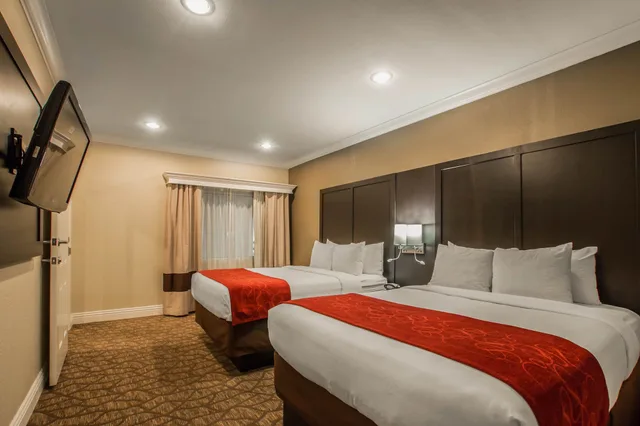 جناح عائلي بسريرين كوين مع أريكة بمنطقة جلوس، Comfort Inn & Suites Huntington Beach 1/10