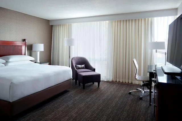 غرفة بسريرين مزدوجين بإطلالة على البحيرة لذوي الإعاقة، Washington Dulles Airport Marriott 3/4