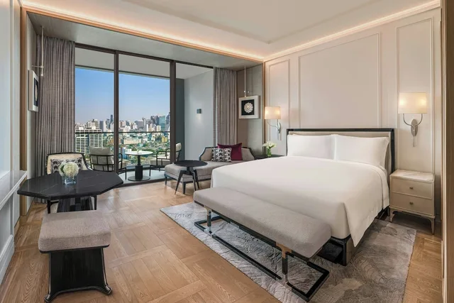 غرفة ديلوكس بسرير كينج بشرفة، The Ritz-Carlton, Bangkok 1/5