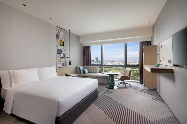 غرفة بسرير مزدوج بإطلالة على البحيرة، Crowne Plaza Foshan Nanhai 1/3