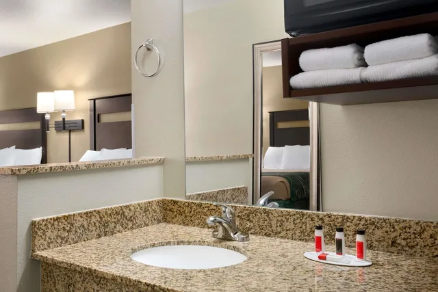 غرفة بسرير كينج لذوي الإعاقة، Baymont By Wyndham Glendive 1/2