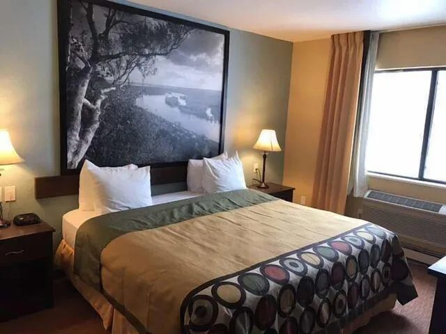 Studio, Suite, King Bed, Pool Access، Super 8 by Wyndham Plover Stevens Point Area 1/1