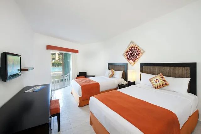 غرفة ديلوكس بسريرين مزدوجين بإطلالة على المسبح بشرفة، Casa Marina Sosua, Trademark by Wyndham All Inclusive 1/1