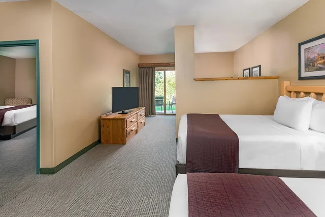 Majestic, 1 King and 2 Queen Beds, Sofa، Great Wolf Lodge Kansas City 3/5