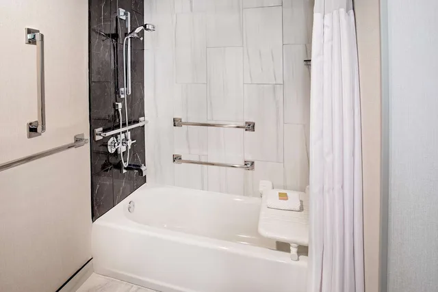 غرفة بسريرين كوين بحوض استحمام لذوي الإعاقة، DoubleTree by Hilton Washington DC North/Gaithersburg 2/2