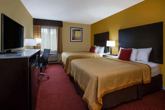 غرفة بسريرين كوين بإطلالة على المسبح، Days Inn by Wyndham Donegal 2/3