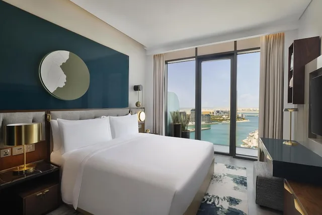 جناح بسرير كينج بإطلالة على البحر بشرفة بغرفتي نوم، Conrad Bahrain Financial Harbour 1/5