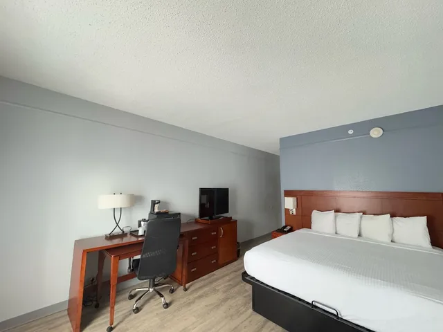 غرفة بسرير كينج لذوي الإعاقة، Super 8 by Wyndham Dallas Love Field Airport 4/10
