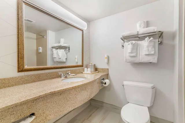 غرفة بسرير كينج، Comfort Inn and Suites Lake George, NY 1/1