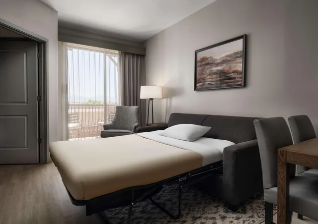 غرفة بسرير كينج لذوي الإعاقة، Embassy Suites Tucson Paloma Village 2/4