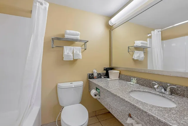 غرفة قياسية بسرير كوين، Quality Inn & Suites Lincoln South 7/9