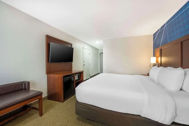 Suite, King Bed, Accessible, Comfort Suites Omaha East-Council Bluffs 2/4