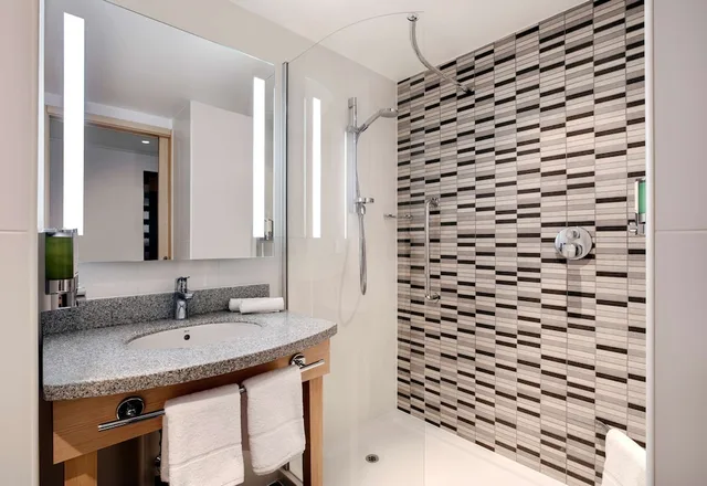 غرفة بسرير كينج مع أريكة، Hampton By Hilton Bristol Airport 8/8