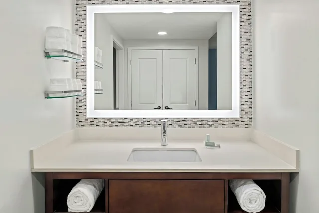 غرفة بسرير كينج بشرفة، Residence Inn By Marriott Daytona Beach Oceanfront 3/3