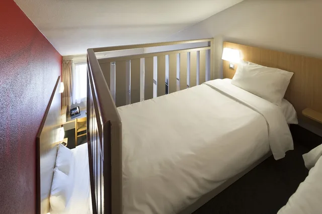 غرفة رباعية بسرير مزدوج وسريرين منفصلين، B&B Hotel Metz Augny 9/10