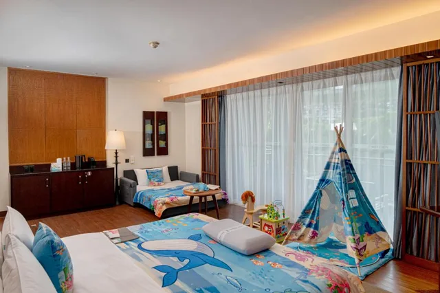 Theme, Ocean, Guest Room, Family, King Bed, Garden View, Sofa, Balcony، Le Meridien Shimei Bay Beach Resort & Spa 2/4