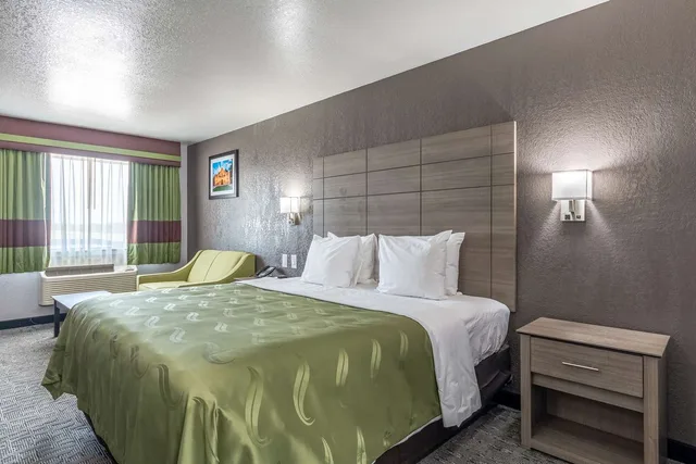 غرفة بسرير كينج، Quality Inn I-10 East near Frost Bank Center 1/3