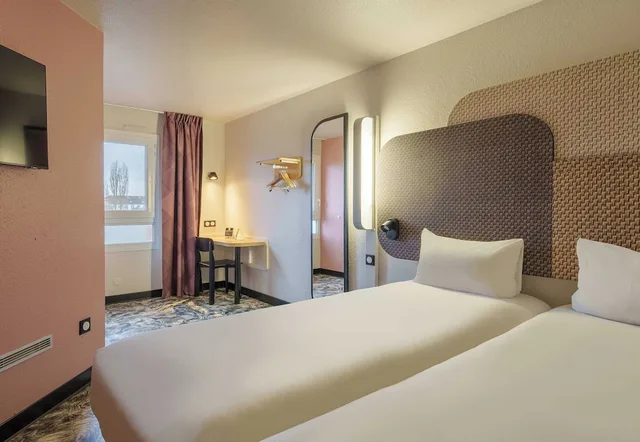 Twin room, B&B Hotel Troyes Centre 1/5