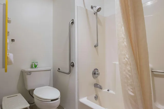 غرفة بسرير كينج لذوي الإعاقة، Motel6 Marshalltown, IA 5/6