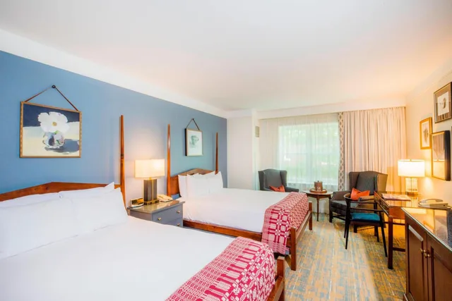 غرفة ديلوكس بسريرين كوين بحوض استحمام لذوي الإعاقة، Williamsburg Lodge 1/3